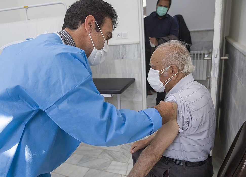 واکسینه شدن هشت هزار سالمند کردستانی علیه کرونا