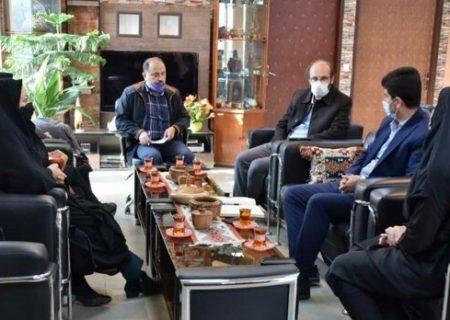 زنان نقش به سزایی در تولید محصولات صنایع‌دستی دارند