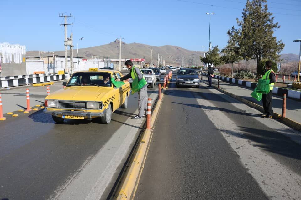 توزیع ۱۰ هزار کیسه زباله در مسیرهای خروجی سنندج