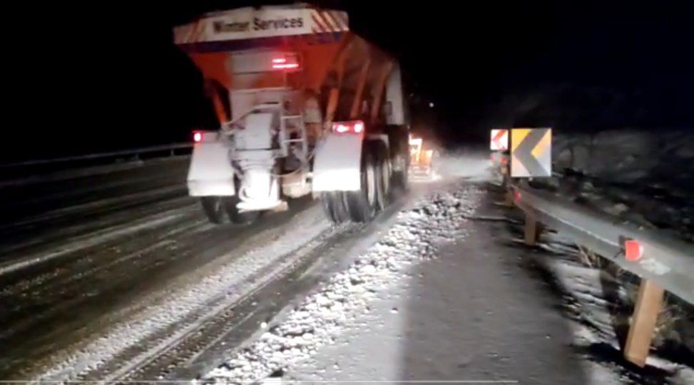 برف و کولاک محورهای غربی کردستان را در برگرفت