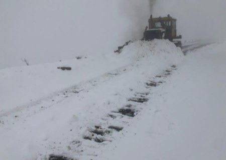 برف یکی از محورهای ارتباطی کردستان به کرمانشاه را مسدود کرد