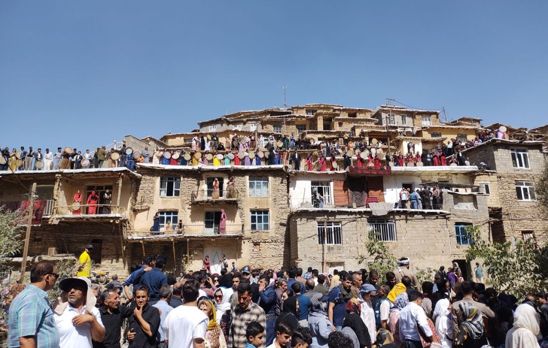 طنین نوای دف نوازان در روستای گردشگری هشمیز سنندج