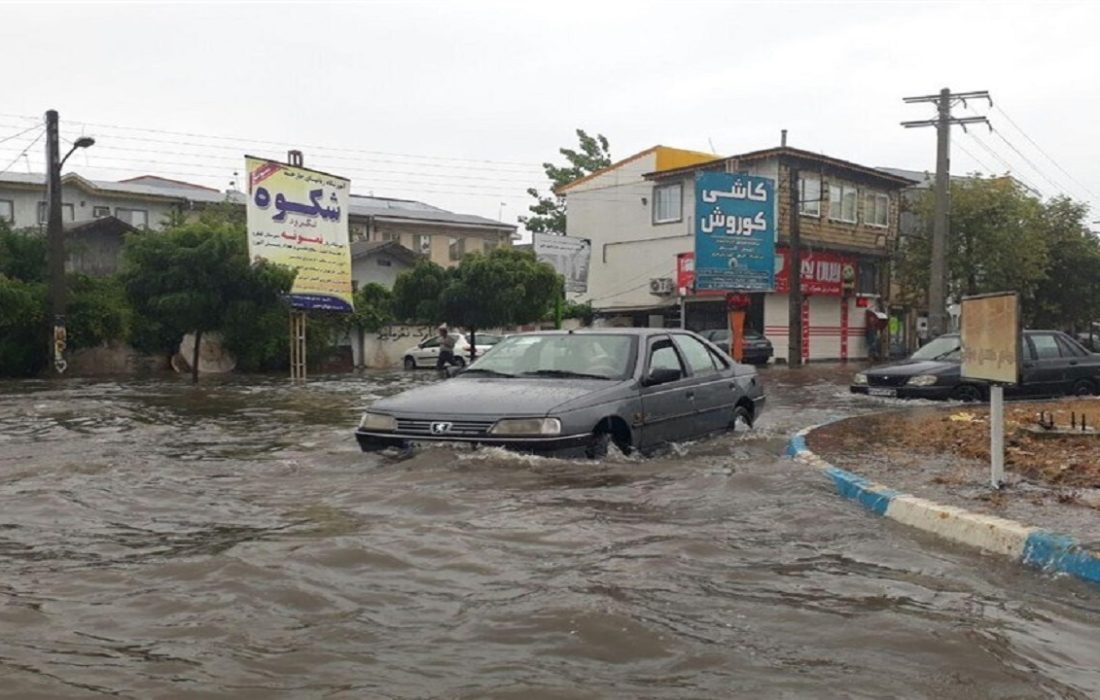 آبگرفتگی معابر و کندی تردد در پی بارش شدید باران در کردستان