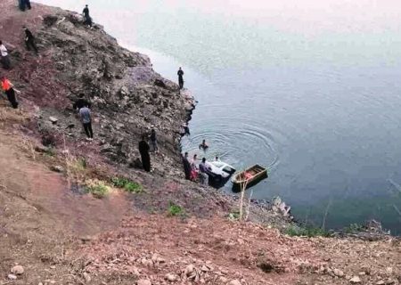 سقوط خودرو به سد داریان در سروآباد ۲ کشته بر جا گذاشت