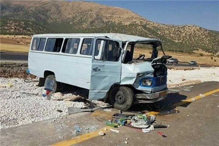 برخوردمینی‌بوس با دیوار تونل باغان در محور سنندج-مریوان ۲۱ مصدوم داشت