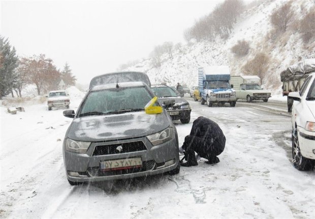 تردد در برخی محورهای کردستان با زنجیر چرخ امکانپذیر است