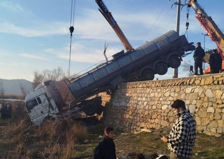 انحراف تانکر به بستر تالاب زریبار/ حادثه آلودگی زیست محیطی نداشت