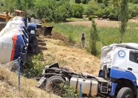 واژگونی کامیون حامل گازوئیل در محور مریوان – سنندج