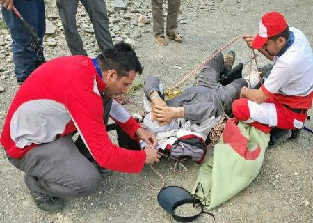 ۲ مصدوم پس از ۹ ساعت تلاش از ارتفاعات چهل چشمه کردستان انتقال یافتند