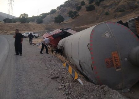مهار بدون خسارت زیست‌محیطی واژگونی تانکر حامل قیر در محور مریوان