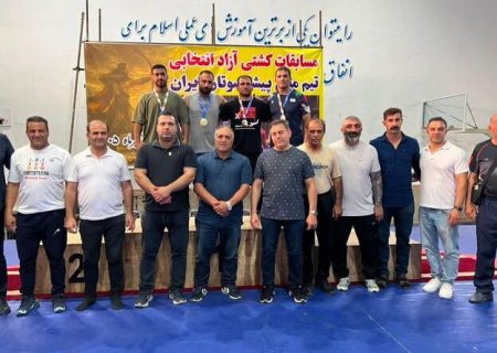 برنز کشتی آزاد پیشکسوتان کشور بر گردن کشتی‌گیر کردستانی